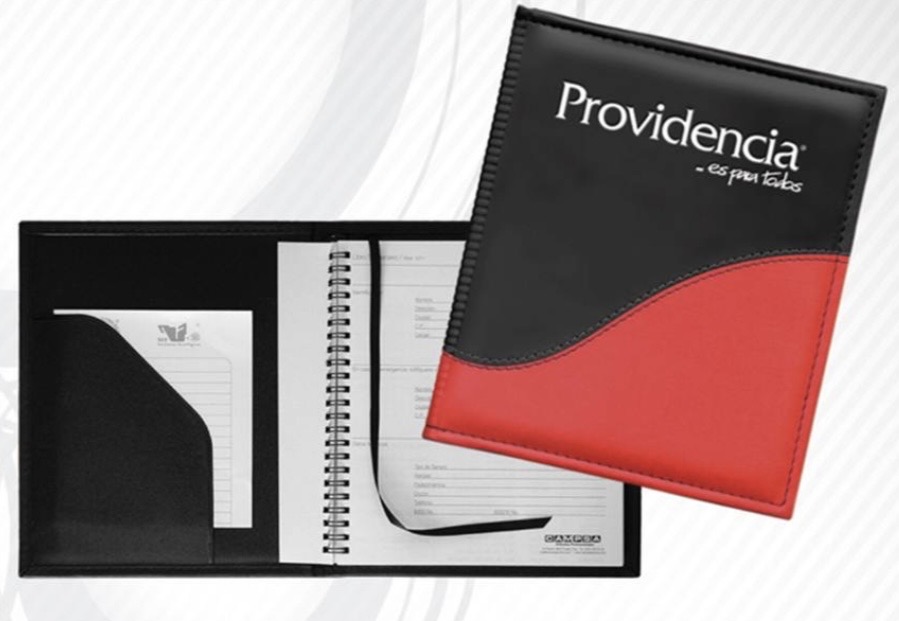 Libreta negra y roja con logo de Providencia