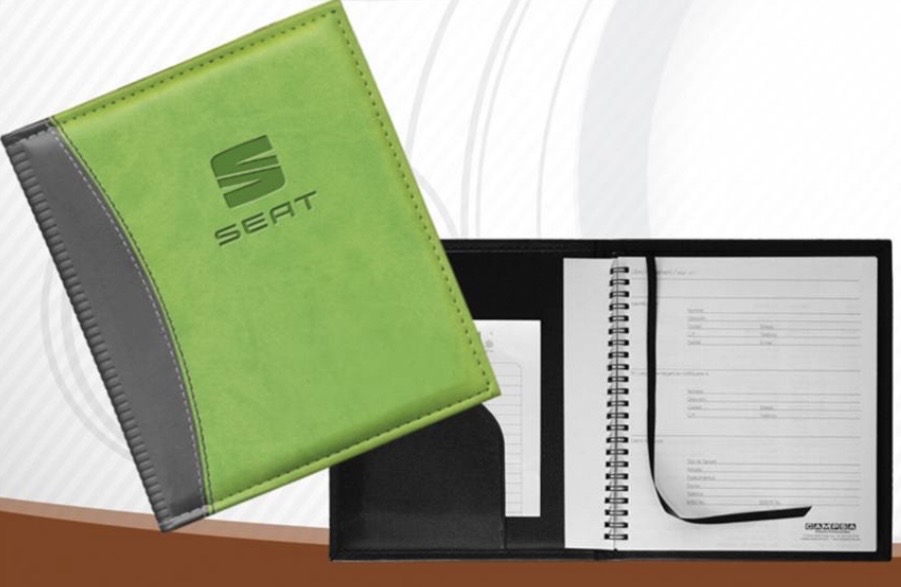 Libreta verde con logo de SEAT